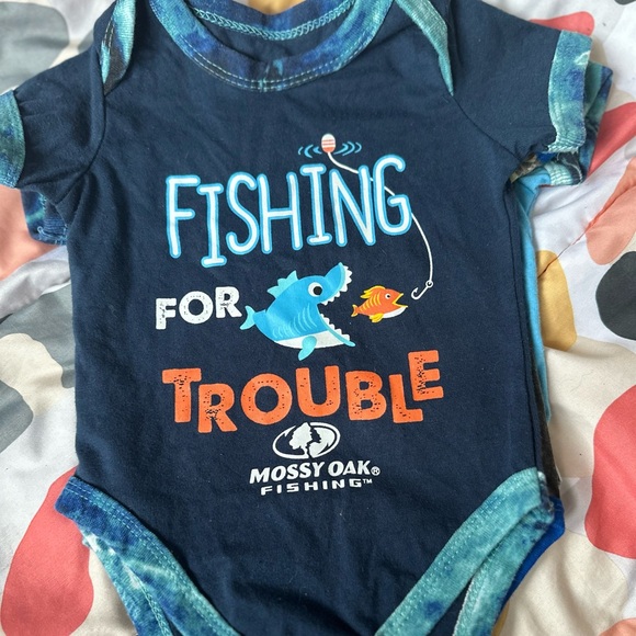 LIKE NEW Mossy Oak Onesie Set - Picture 2 of 4